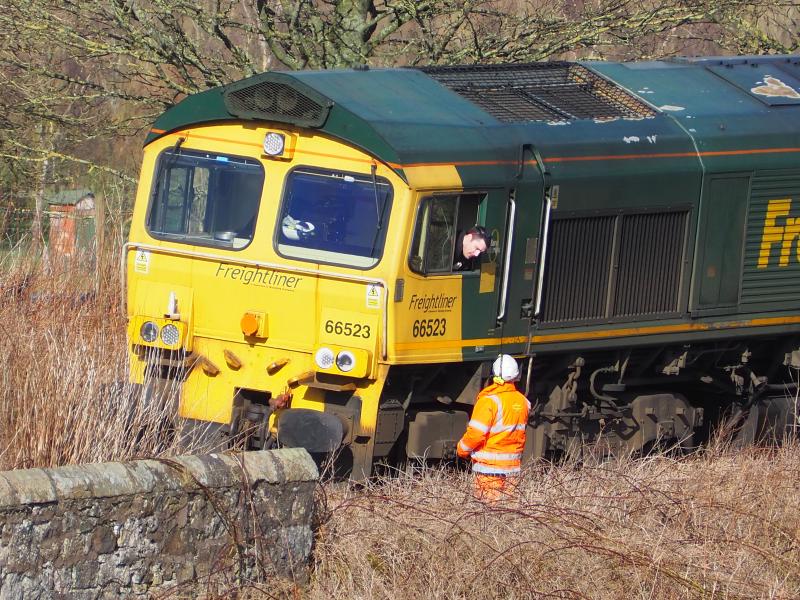 66523 at Falkland Road: 66523 Driver and Technician from worksite near Markinch exchange pleasantries whilst waiting for permission to advance into worksite Photo of 66523 at Falkland Road