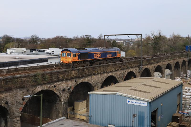 4S69: 66728 on 4S69 06.06 Doncaster Iport to Elderslie on Slateford Viaduct on 14/04/2022. 2 empty twins at the front 7 at the rear Photo of 4S69