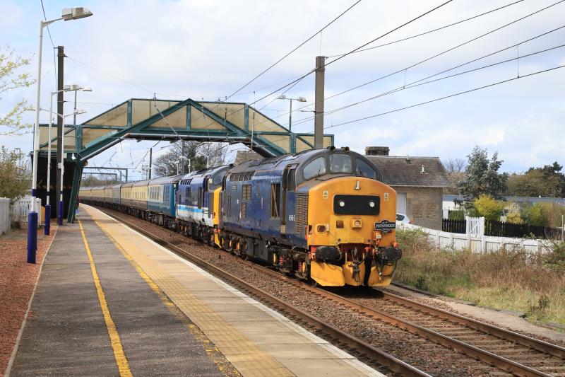1Z18: 37422 leading 37425 on 1Z18 09.42 Dumbarton to Eastleigh slowing down before entering the Prestonpans Up Loop on 18/04/2022 Photo of 1Z18