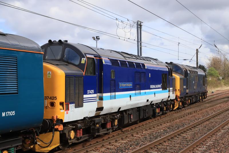 1Z18: 37422 leading 37425 on 1Z18 09.42 Dumbarton to Eastleigh slowing down entering the Prestonpans Up Loop on 18/04/2022 Photo of 1Z18