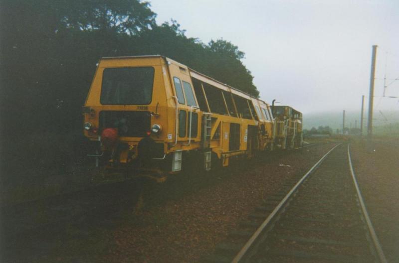 O7 Tamper stabled at Abington: 07-16 Tamper No.73236 stabled at Abington alongside an unidentified Ballast Regulator (Aug 95) Photo of O7 Tamper stabled at Abington