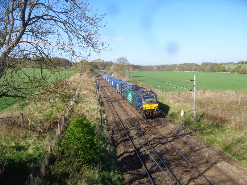 Tesco 68 : 68002 heads past Dalmahoy near Kirknewton with Mossend to Teesside Photo of Tesco 68