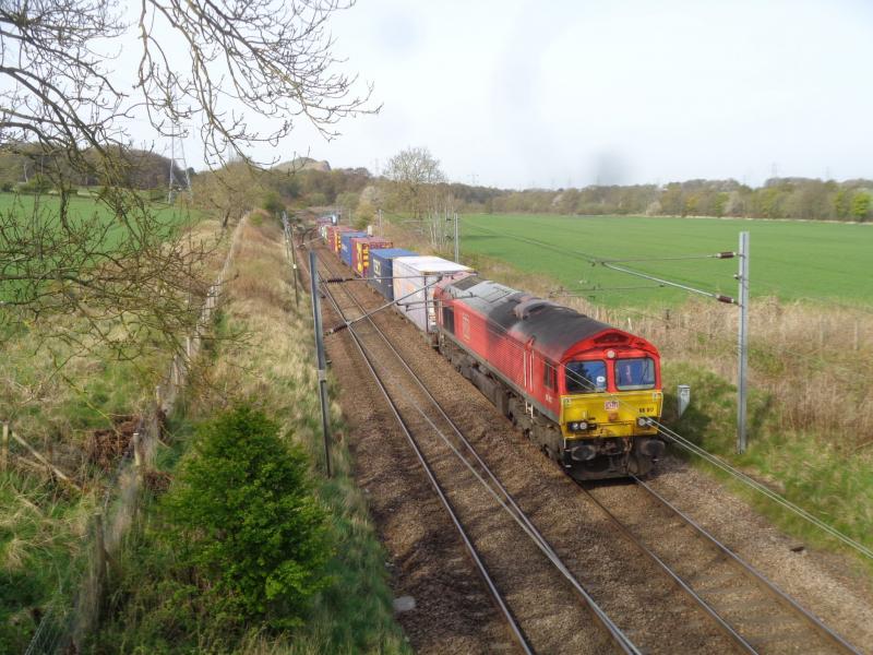 4E96 : 66017 at Dalmahoy with eastbound intermodal . Photo of 4E96