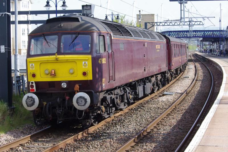 47802 at Stirling: West Coast Railways 47802 on the rear of the GB XIV railtour after arrival in platform 9 at Stirling Photo of 47802 at Stirling