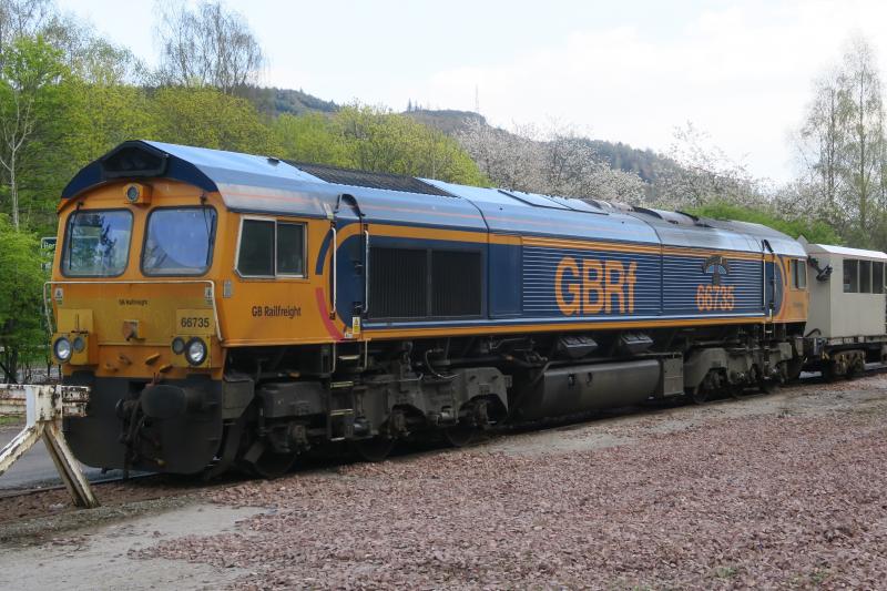 66735 stabled T&T on 3Q00 in Dunkeld : Photo of 66735 stabled T&T on 3Q00 in Dunkeld
