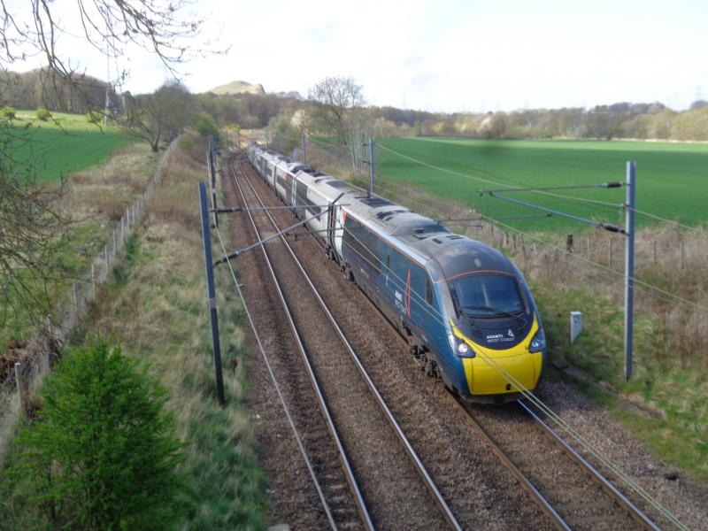 390040 : Passes Dalmahoy with Euston to Edinburgh Photo of 390040