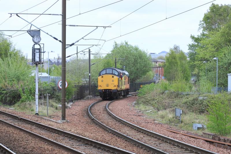 37116: 37116 reversing into Slateford Depot on 0Z21 08.05 Slateford Depot to Slateford Depot via Dalmeny, Winchburgh,Markinch and Dunfermline on 05/05/2022. 37116 stabled next to the 5 coach Test Train Photo of 37116