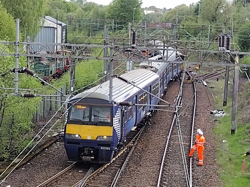 320309/318265 Derailed at Sunnyside Junction: 320309 and 318265 sit derailed on 7th May 2022, after derailing on the evening of 6th May 2022 while heading for the Whifflet line at Sunnyside Junction. Photo of 320309/318265 Derailed at Sunnyside Junction