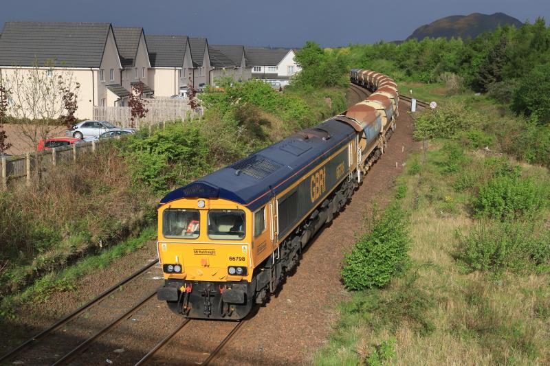 6K35: 66798 with 66743 on the rear on 6K35 05.45 Wemyss Bay to Millerhill S.S. at Niddrie West Jct on 10/05/2022 3 minutes later Rain. 66743 worked The Royal Scotsman from Wemyss Bay on the 9th May Photo of 6K35