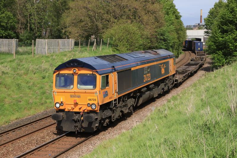 66723 ZA723: 66723 on 4S69 06.06 Doncaster Iport to Elderslie passing Peffermill Playing Fields on 12/05/2022. 5 spaces at the front 4 at the rear. Photo of 66723 ZA723