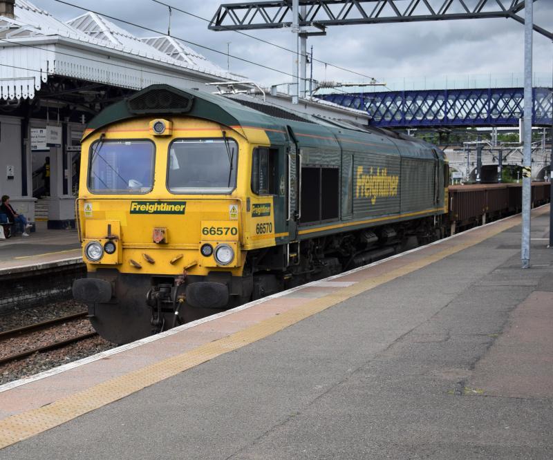 66570 on Thornton-Millerhill P9 Stirling 20.5.22: 66570 crawls towards a red light on platform 9 at Stirling on Friday 22 May 2022 running some 21 minutes early on the Thornton TC - Millerhill SS 694Z. Photo of 66570 on Thornton-Millerhill P9 Stirling 20.5.22