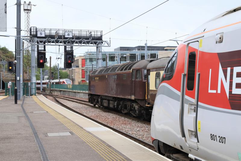 1E09 1Z76 1E10: 801201 leaving Waverley on 1E09 09.30 to Kings Cross, 57314 on 1Z76 09.36 to York in Platform 6, 801207 on 1E10 10.00 to Kings Cross on 07/06/2022. Photo of 1E09 1Z76 1E10
