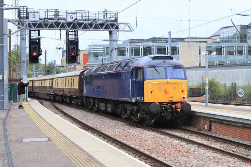 1Z76: 47812 on the rear of 1Z76 09.36 Edinburgh to York leaving Platform 6 Waverley on 07/06/2022 Photo of 1Z76