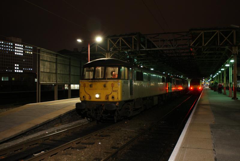 86 622: 86 622 SITS WAITING FOR A GREEN AT CREWE STATION WITH A CLASS 90 AND ANOTHER 86 Photo of 86 622