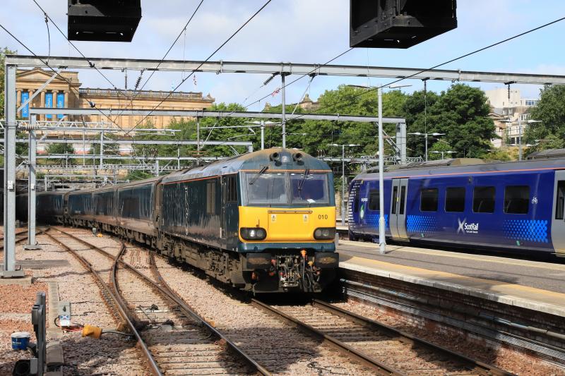1B26: 92010 on 1B26 06.40 Carstairs to Edinburgh approaching Platform 11 Waverley running 147 minutes late on 18/06/2022 Photo of 1B26