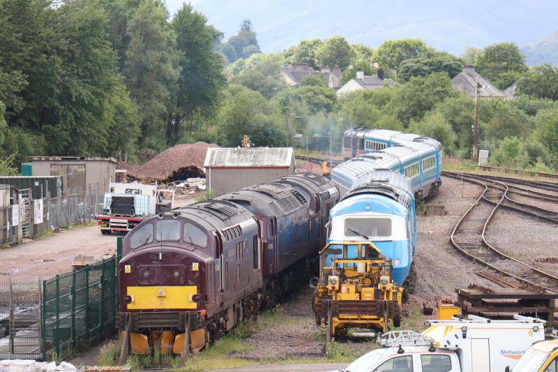 Midland Pullman @ FW Yard: Never seen a twisted HST before! Think that's the intended water supply in the IBC's on the left! Photo of Midland Pullman @ FW Yard