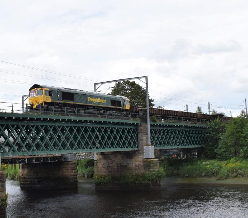 66513 on 6K64 1.7.22: 66513 crosses the River Forth at Stirling on 1.7.22 with a friendly toot from the driver. Photo of 66513 on 6K64 1.7.22
