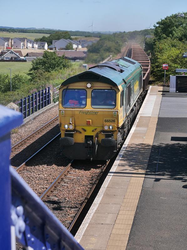 Cardenden 66526: Freightliner 66526 passes Cardenden with the Thornton Yard - Ravenstruther empty ballast on 7 July 2022. Photo of Cardenden 66526