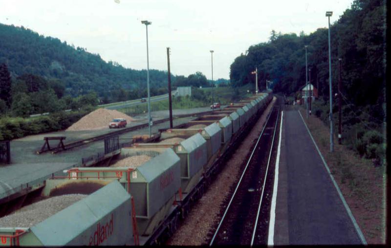 Redland hoppers: Redland Stone hoppers forming a Class 60 test train at Dunkeld in June 1990. Two of these in the centre of the train were to come off with hot boxes and binding brakes. Photo of Redland hoppers