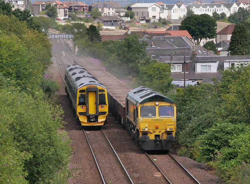 Cowdenbeath ballast: Freightliner 66529 climbs away from Cowdenbeath with the Thornton Yard - Ravenstruther empty ballast, passing 158707/730 on the 11.48 from Edinburgh to Glenrothes with Thornton. 21 July 2022.
Photo of Cowdenbeath ballast