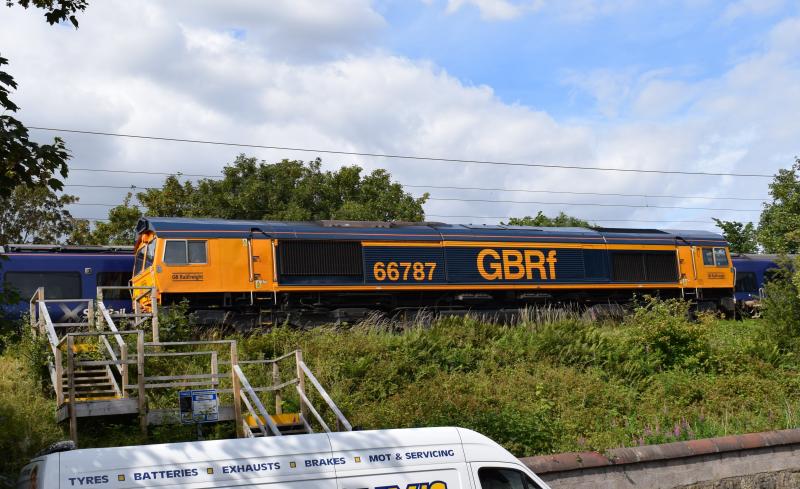 66787 on 4S69 21.7.22: 66787 on 4S69 approaches Elderslie while a 380 unit heads for Paisley Gilmour Street Photo of 66787 on 4S69 21.7.22