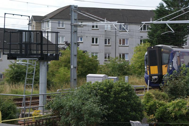 Photo of 385029 2P40 Dunblane to Ed sits at signal SN47 due to OLE being off. 02.08.22