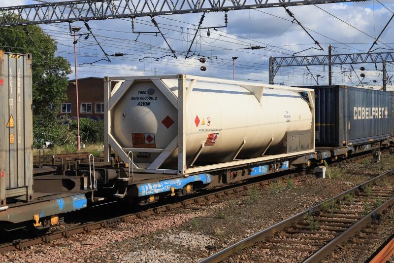 Gas Container: Gas Container on 4S44 Daventry to Mossend labelled Natural Gas Refridgerated Liquid Photo of Gas Container