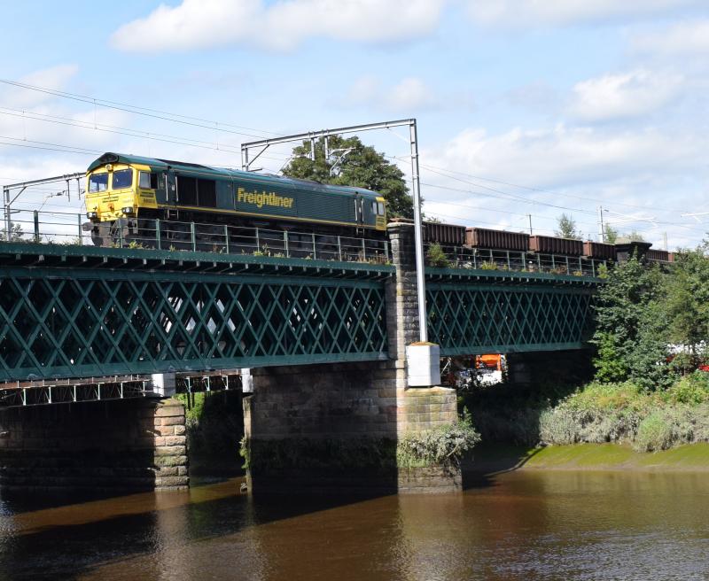 66955 at the head of 6K62: Freightliner 66955 heads 6K62 across the River Forth towards Stirling on 17.8.22 Photo of 66955 at the head of 6K62