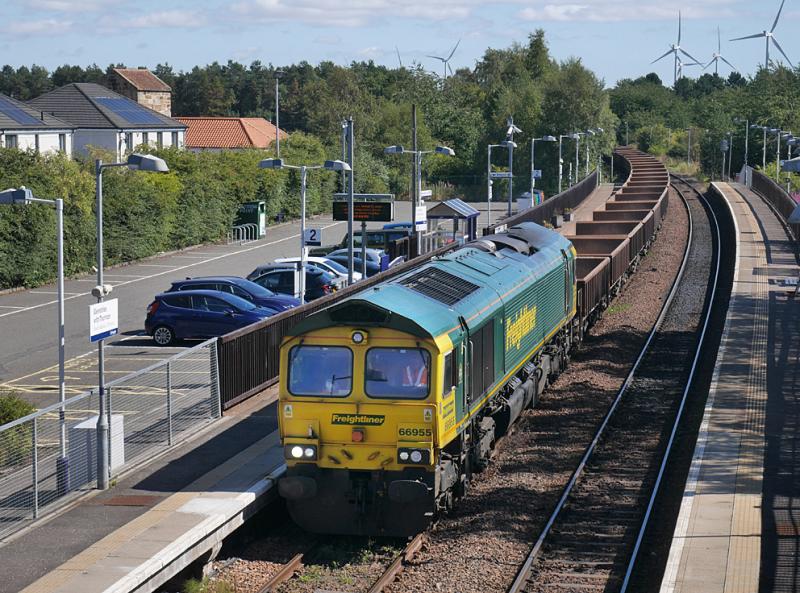 GwT ballast: Freightliner 66955 with the Levenmouth branch - Ravenstruther empty ballast passing Glenrothes with Thornton on 17 August. 66952 is dead on rear. Photo of GwT ballast