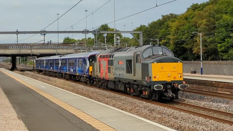 37884 on 5Q06 at Cardonald : 37884 passes Cardonald with 318258 in tow working 5Q06 Kilmarnock Bonnyton - Yoker C.S. (pic from video of the event on 29/08/2022 Photo of 37884 on 5Q06 at Cardonald