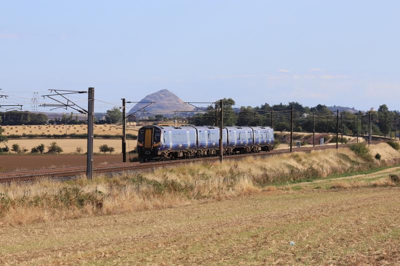 2D85: 380115 on 2D85 10.09 Edinburgh to Dunbar between Spital & Ballencrief on 02/09/2022. Photo of 2D85