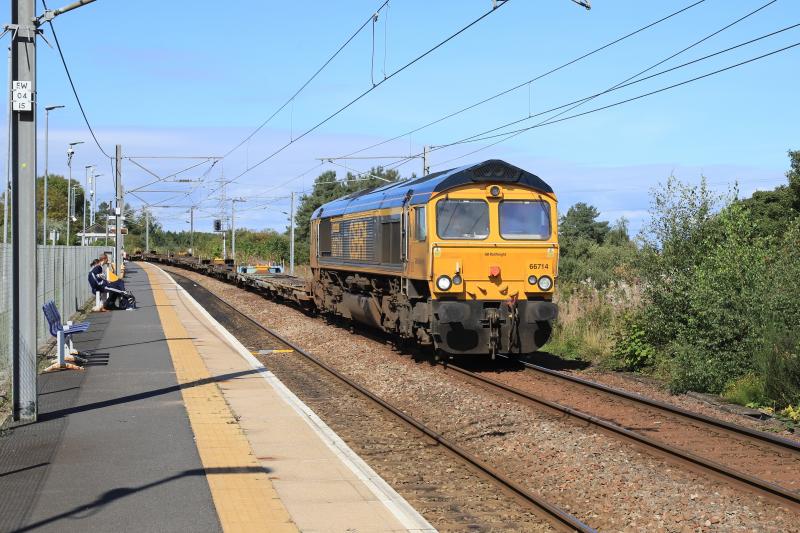 Sun on 4E04: 66714 on 4E04 12.35 Mossend P.D. Stirling to Doncaster Iport at Newcraighall on 10/09/2022. Capri Sun on the 7th twin behind the tree. Photo of Sun on 4E04