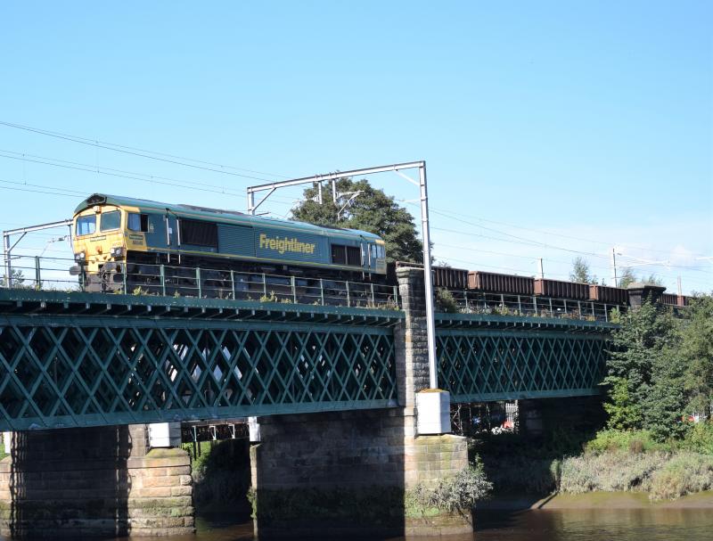 6K61 13.9.22: 66549 heads 6K61 across the River Forth towards Stirling on 13.9.22 Photo of 6K61 13.9.22