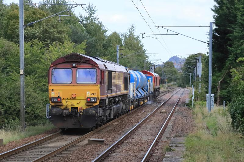 3S93: 66187 on the rear with 66105 on 3S93 07.48 Stirling to Slateford Depot at Kingsknowe on 20/09/2022 Photo of 3S93