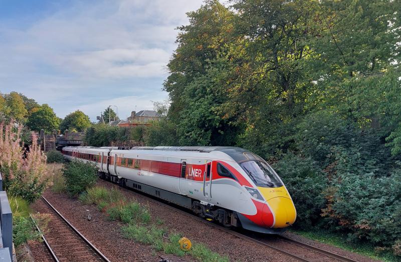 Sub Azuma: 800 101 working 1E15 Edinburgh - King's Cross at Newington (Sub) 25.09.2022. Absolutely packed and evidently struggling a little on diesel power (1 in 264 up, about to hit 1 in 75/76 to just short of Morningside). Photo of Sub Azuma