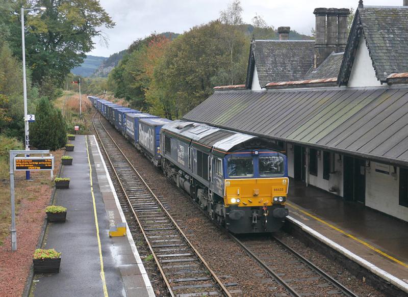 Dunkeld 66: DRS 66433 runs through Dunkeld & Birnam with 4D47 Inverness to Mossend on 4 October. Thanks to snowpatrol for his reports. Photo of Dunkeld 66
