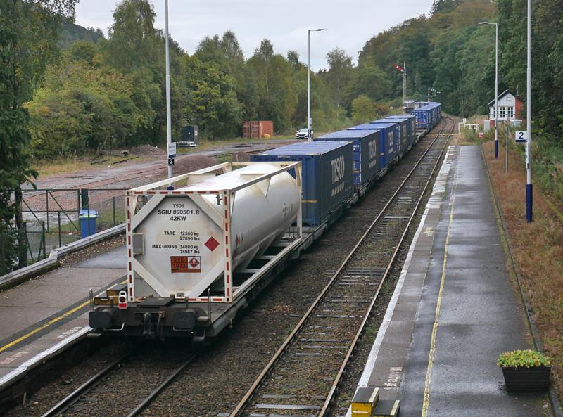 Dunkeld tank container: A tank container brings up the rear of 4D47 as it passes Dunkeld & Birnam, hauled by 66433. 4 October. Photo of Dunkeld tank container