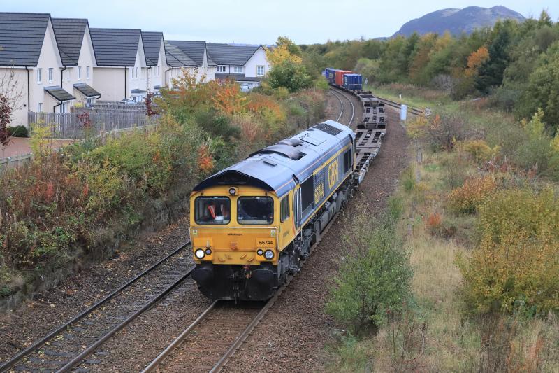 4E04: 66744 on 4E04 11.06 Mossend PD Stirling to Doncaster at Niddrie West Jct on 19/10/2022 Photo of 4E04