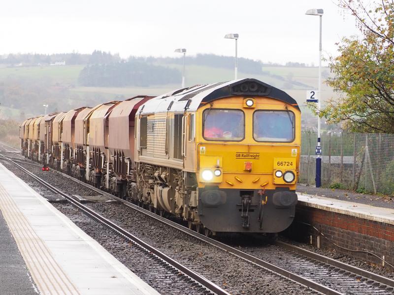 66724 on 6K10: 66724 approaches Ladybank on 6/11/22 hauling 6K10 Millerhill to Auchterarder Photo of 66724 on 6K10