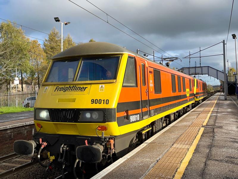 Delivery of Fresh Air: Freightliner Tango liveried 90010 & 90011 double head a full load of fresh air through a sunny Holytown station working the 4S52 Crewe - Coatbridge. (03/11/2022) Photo of Delivery of Fresh Air