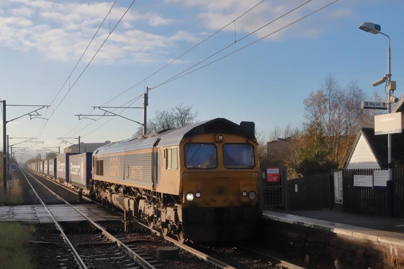 4E04 with containers at the front: 66716 on 4E04 11.06 Mossend to Doncaster at Kingsknowe on 22/11/2022. Cloudy Bright would have been better. 4E04 95 minutes late did not help Photo of 4E04 with containers at the front