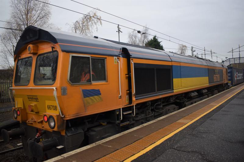 66708 4E04 Holytown: 66708 in Ukraine colours heads through Holytown on 2.12.22. The driver has forgotten to change his running lights from red to white Photo of 66708 4E04 Holytown