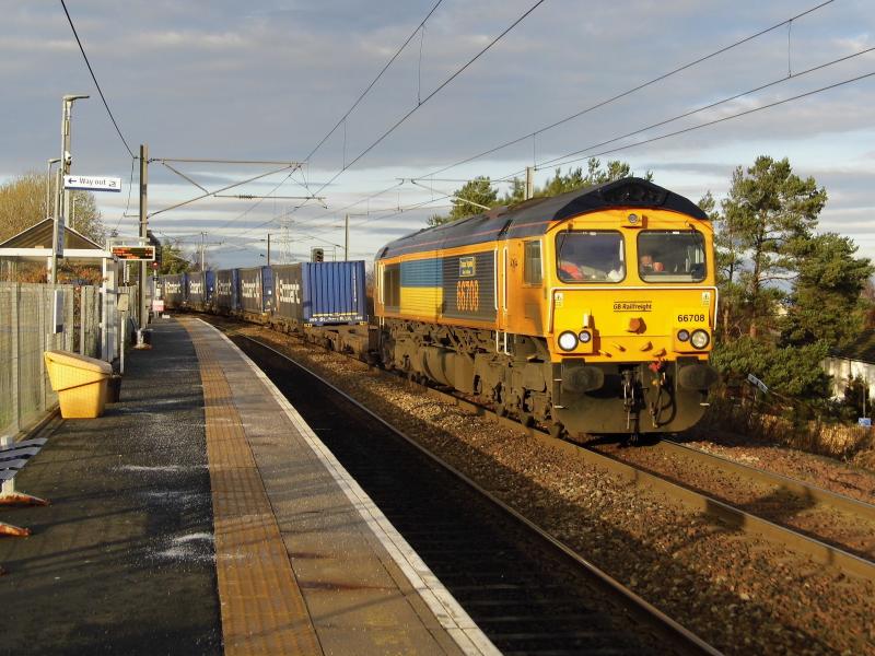 66708 Glory to Ukraine 4E04 07/12/2022: 66708 Glory to Ukraine in GBRf livery with Ukranian flag passes Newcraighall on 07/12/2022 working 4E04 1106 Mossend to Doncaster intermodal Photo of 66708 Glory to Ukraine 4E04 07/12/2022