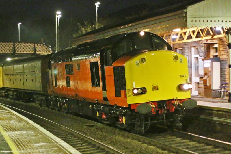 Photo of HNRC Orange 37607 on test train, 8th December 2022