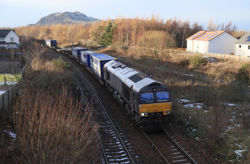 4Z04: 66746 on 4Z04 10.50 Mossend P.D. Stirling to Doncaster Iport at Niddrie West Jct on 16/12/2022. Makes a change from 66708. Photo of 4Z04