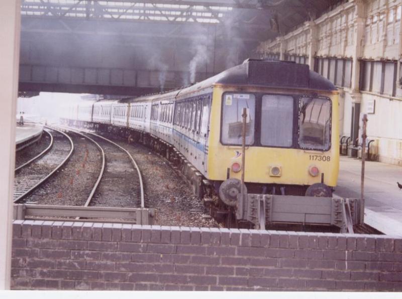 117308 at Waverley: Came across this photo of 117308 adding to the atmosphere in Waverley. (neg set 566) Photo of 117308 at Waverley