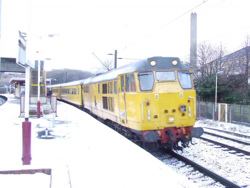 31285 at Hyndland: 31285 passes Hyndland on the 2nd of Febuary 2009 Photo of 31285 at Hyndland