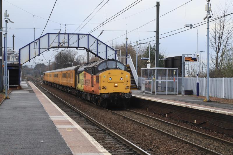 1Q26: 37175 leading 37099 on 1Q26 12.25 Mossend to Edinburgh at Slateford on 22/12/2022 Photo of 1Q26