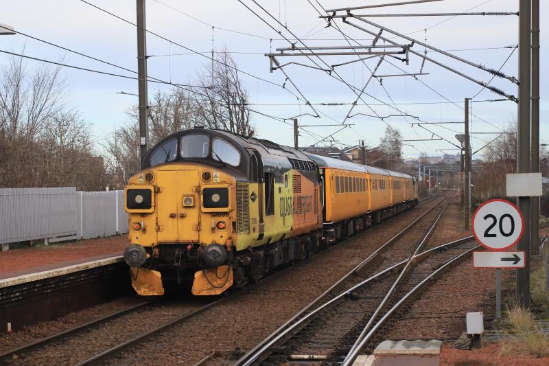 1Q26: 37099 on the rear with 37175 on 1Q26 12.25 Mossend to Edinburgh at Slateford on 22/12/2022 Photo of 1Q26