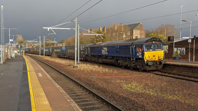 66091 on 4D01 at Larbert: 66091 on 4D01 Blackford - Mossend - Daventry passing CofU in a mixture of sun, hail, wind and rain. Oh the joys of popping out.. Photo of 66091 on 4D01 at Larbert